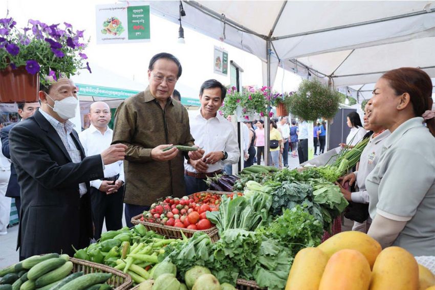 រដ្ឋមន្ត្រីក្រសួងពាណិជ្ជកម្ម៖ ការរីកចម្រើនរបស់ផលិតផលខ្មែរនៅមានកម្រិតនៅឡើយ ធៀបនឹងទីផ្សារទាំងក្នុងក្របខ័ណ្ឌតំបន់ និងទីផ្សារសកល