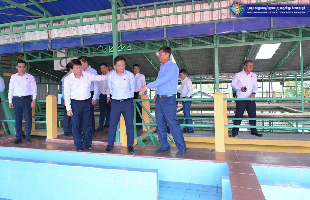 ឯកឧត្តម ហែម វណ្ណឌី ចុះទស្សនកិច្ចរោងចក្រផលិតទុយោ TCU និងរោងចក្រផលិតទឹកស្អាតក្នុងខេត្តកំពង់ស្ពឺ ដើម្បីលើកកម្ពស់ការវិនិយោគឯកជន និងកំណើនវិស័យទឹកស្អាត