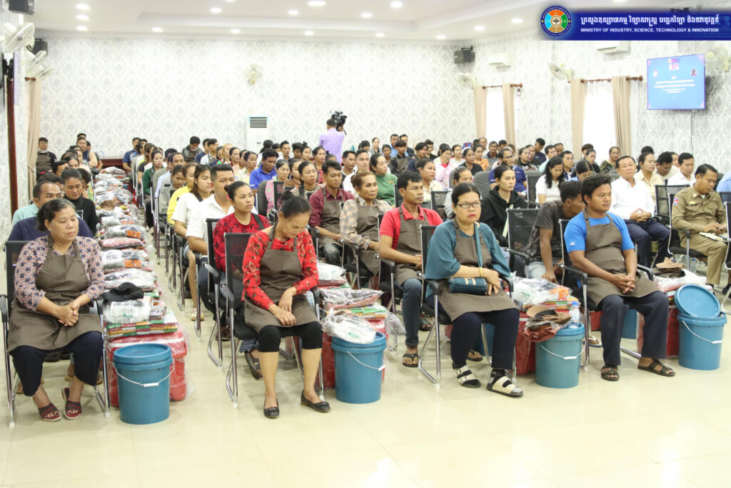 អាជីវករលក់ម្ហូបអាហារតាមដងផ្លូវក្នុងខេត្តកំពង់ធំចូលរួមអនុវត្តគម្រោងកែលម្អស្តង់ដារអនាម័យនៃអាជីវកម្មម្ហូបអាហារតាមដងផ្លូវ